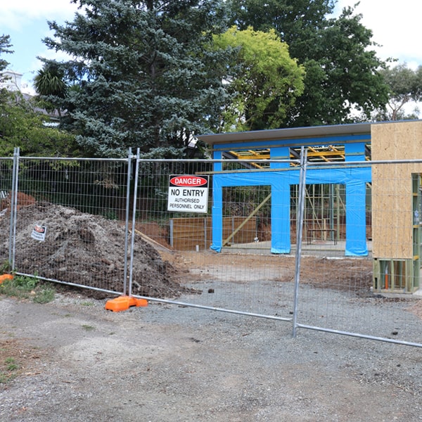 do you deliver and install temporary fencing and what's the price for this in Edgewood IA